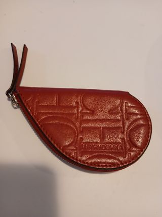 Cartera de piel roja con logo