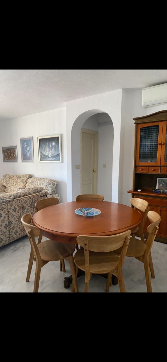 Mesa extensible redonda + vitrina madera