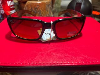 Gafas de sol Ray-Ban negras y rojas