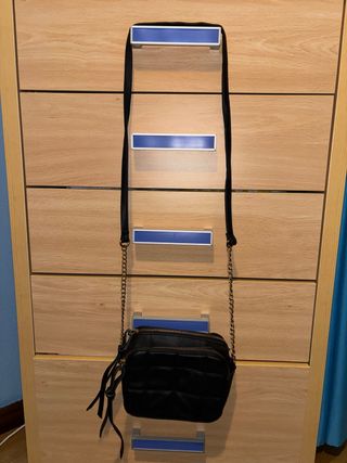 Bolso negro acolchado con cadena