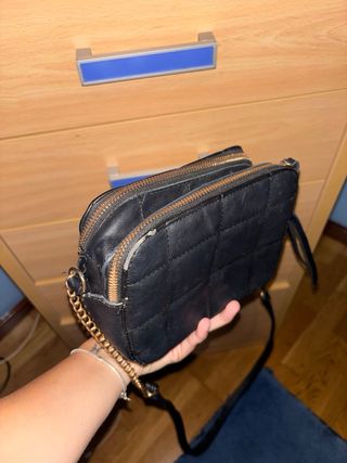 Bolso negro acolchado con cadena