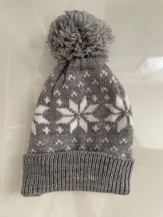 Gorro gris con pompon y detalles blancos