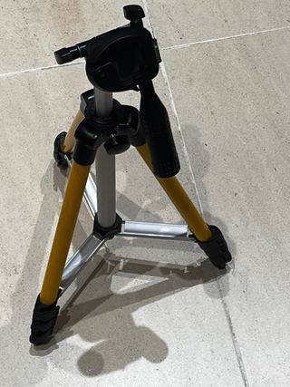 Trípode fotográfico amarillo para reparar