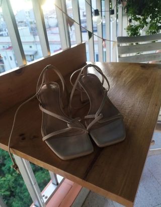 Sandalias tacón beige