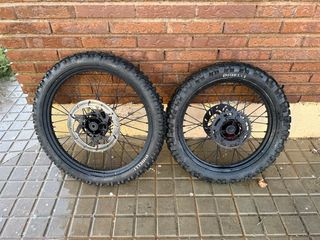 llantas con neumáticos pirelli para moto 