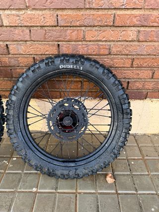 llantas con neumáticos pirelli para moto 