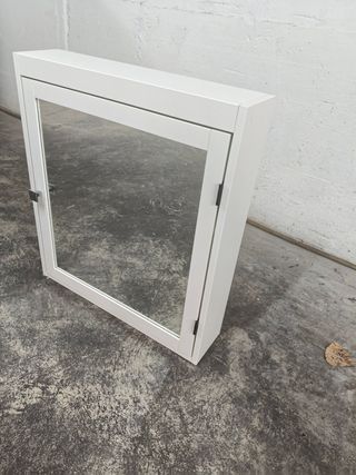 Mueble joyero blanco con espejo