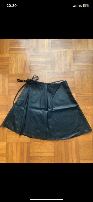 Falda cuero negra con etiqueta