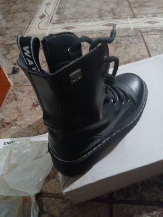 Botines negros con cordones y cremallera