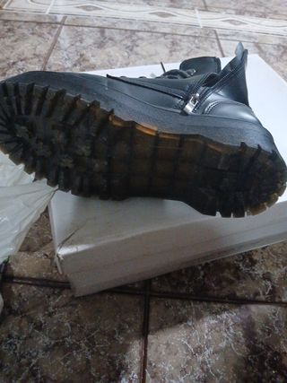 Botines negros con cordones y cremallera