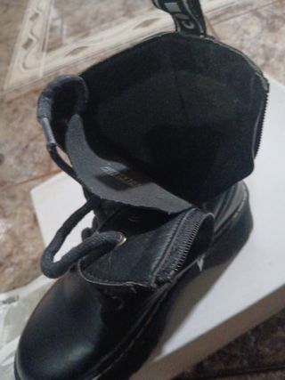 Botines negros con cordones y cremallera