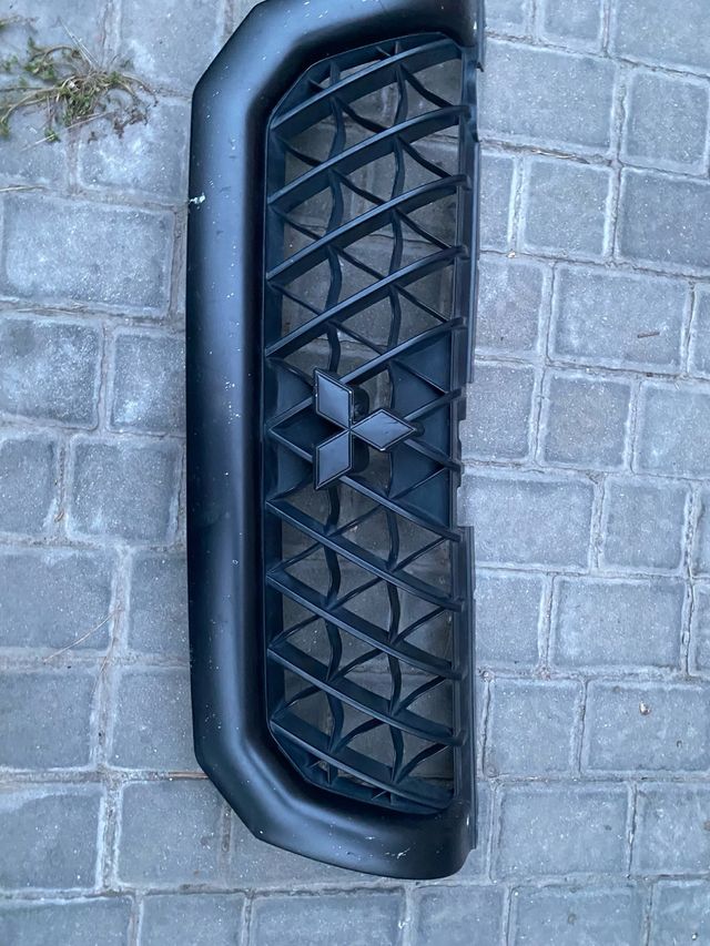 Rejilla Delantera Mitsubishi Montero Sport