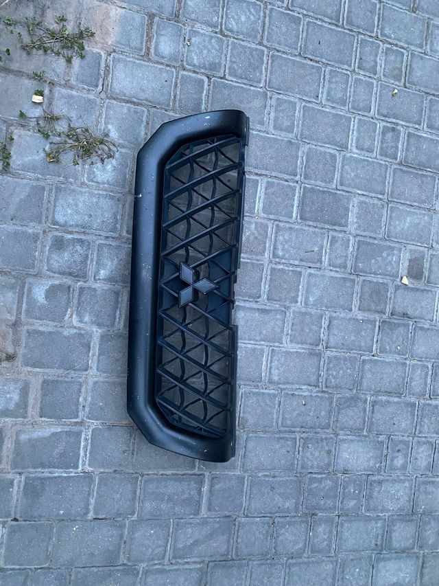 Rejilla Delantera Mitsubishi Montero Sport