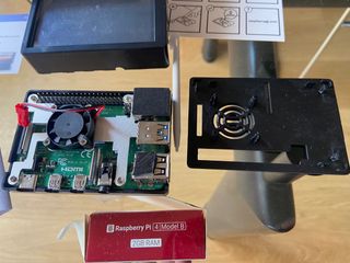 Raspberry Pi 4 B 2GB con carcasa y pantalla