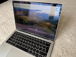 MacBook Air Retina 13” (2018) + funda Samsonite