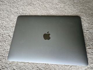 MacBook Air Retina 13” (2018) + funda Samsonite