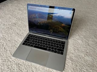 MacBook Air Retina 13” (2018) + funda Samsonite