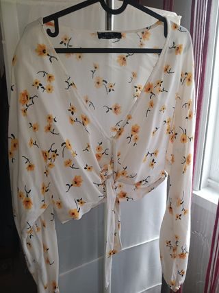 Blusa Bershka floral blanca y amarilla Talla S