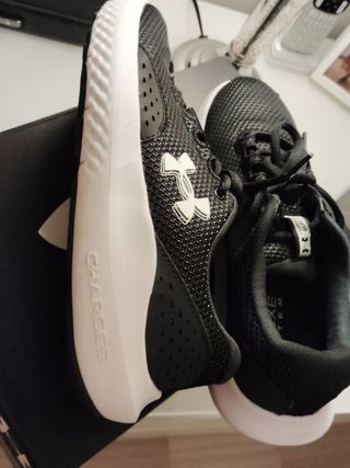 Zapatillas UNDER AMOR poco uso 