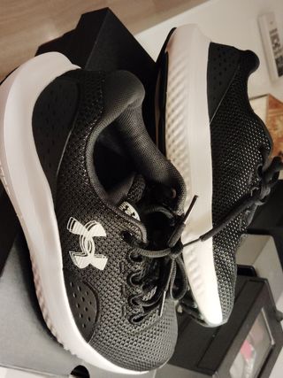 Zapatillas UNDER AMOR poco uso 