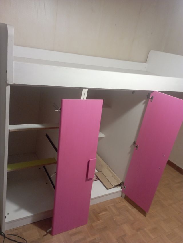 Habitación tipo literas con escritorio