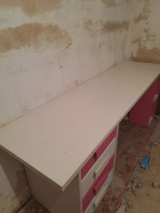 Habitación tipo literas con escritorio