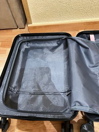 Maleta de viaje rosa con lunares blancos