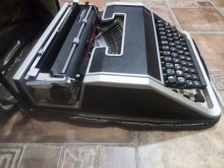 Máquina de escribir Olivetti Lettera DL