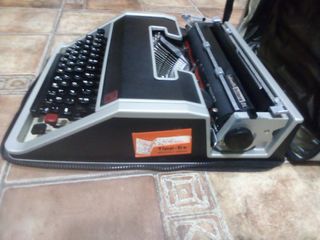 Máquina de escribir Olivetti Lettera DL