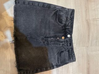 Falda vaquera negra desgastada