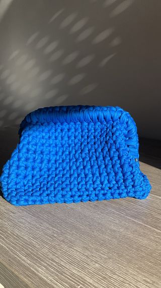 Bolso crochet tejido a mano azul eléctrico