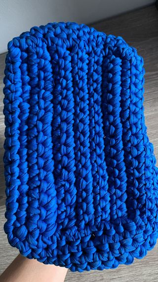 Bolso crochet tejido a mano azul eléctrico