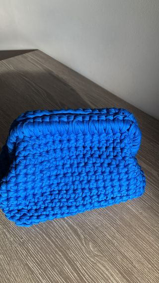 Bolso crochet tejido a mano azul eléctrico