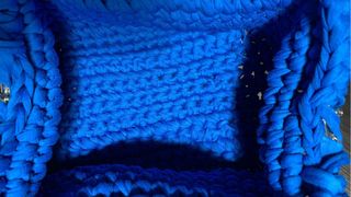 Bolso crochet tejido a mano azul eléctrico