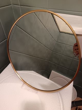 Espejo redondo dorado metal y cristal
40 cm diámet