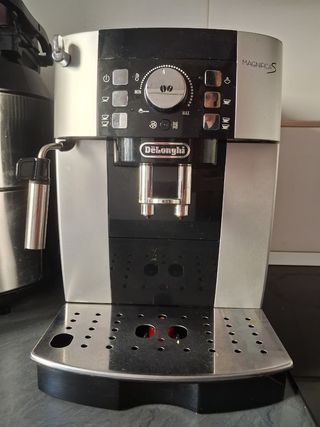 Cafetera DeLonghi Magnifica S a recoger