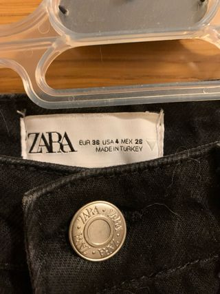 Pantalón vaquero Zara negro desgastado
