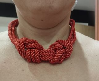 Collar hecho a mano cordón raso rojo