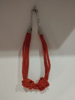 Collar hecho a mano cordón raso rojo