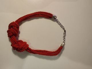 Collar hecho a mano cordón raso rojo