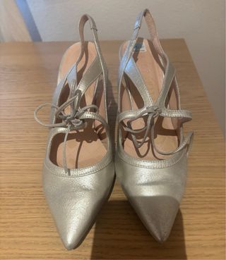 Zapatos dorados de mujer