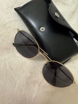 Gafas de sol doradas con funda negra