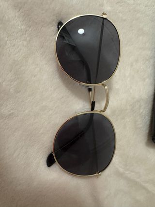 Gafas de sol doradas con funda negra