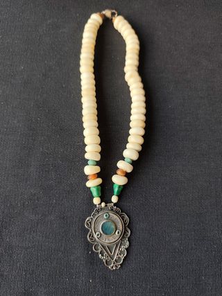 Collar antiguo con colgante de plata