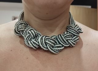 Collar anudado algodón blanco y negro hecho a mano