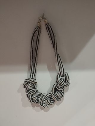 Collar anudado algodón blanco y negro hecho a mano