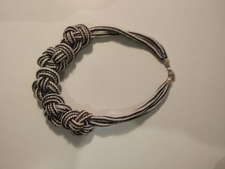 Collar anudado algodón blanco y negro hecho a mano
