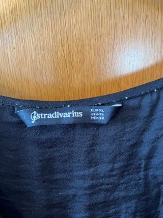 Blusa Stradivarius negra manga larga