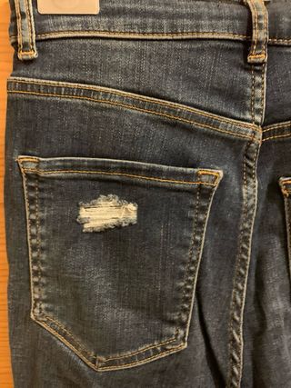 Pantalón vaquero desgarrado azul