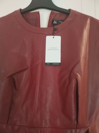 Vestido burdeos piel sintética